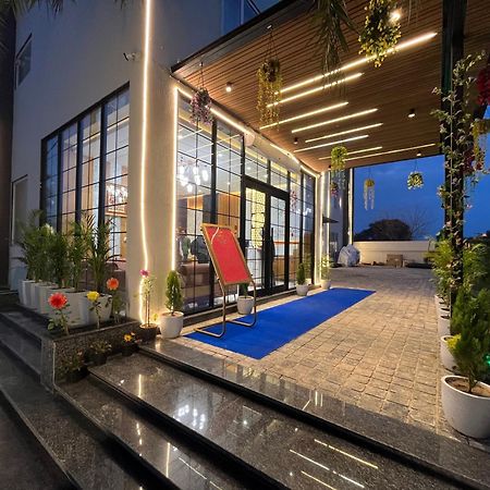 Hotel Three Seasons Vrindāvan Eksteriør billede
