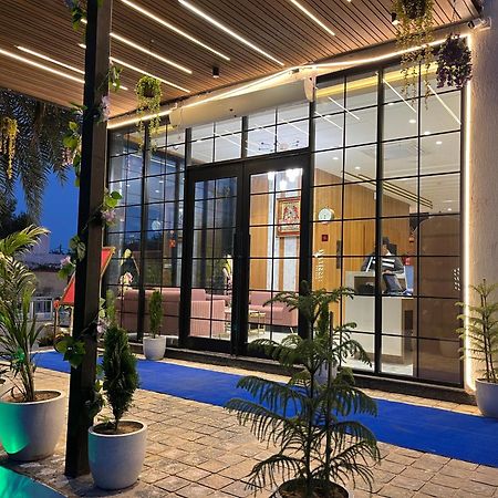 Hotel Three Seasons Vrindāvan Eksteriør billede