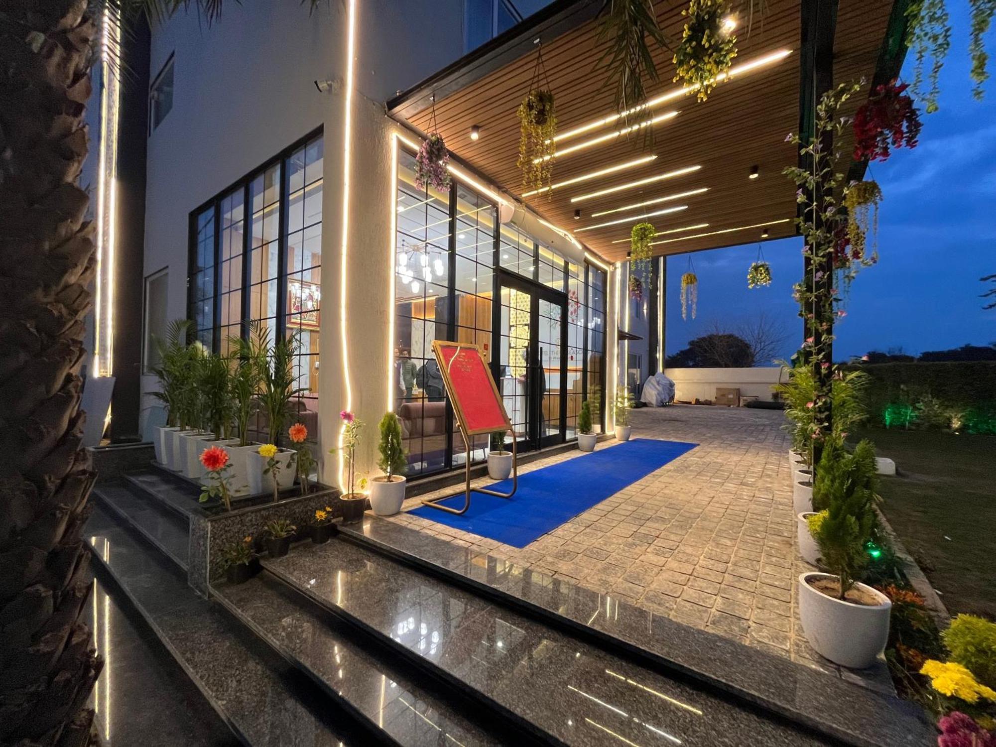 Hotel Three Seasons Vrindāvan Eksteriør billede