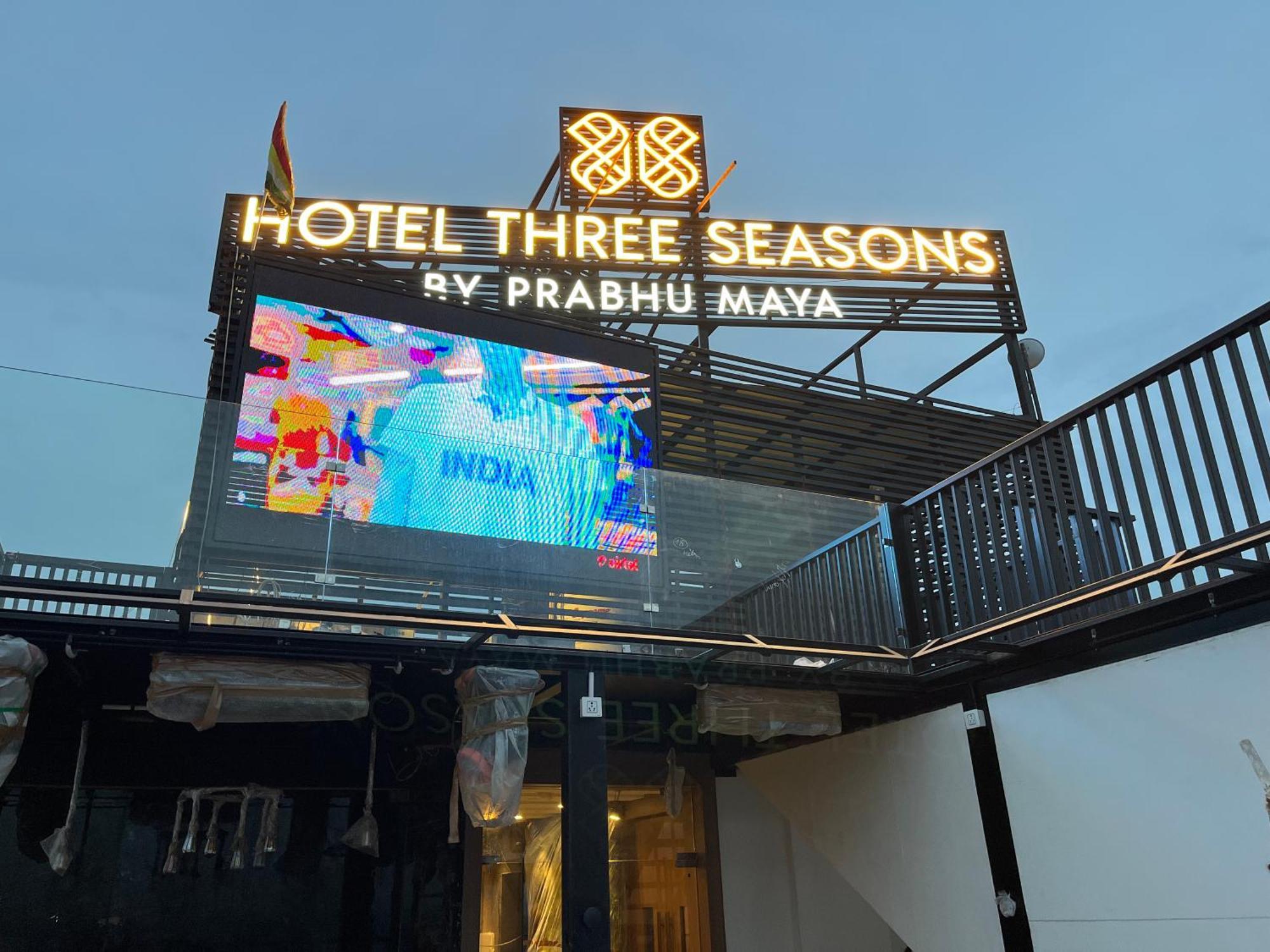 Hotel Three Seasons Vrindāvan Eksteriør billede