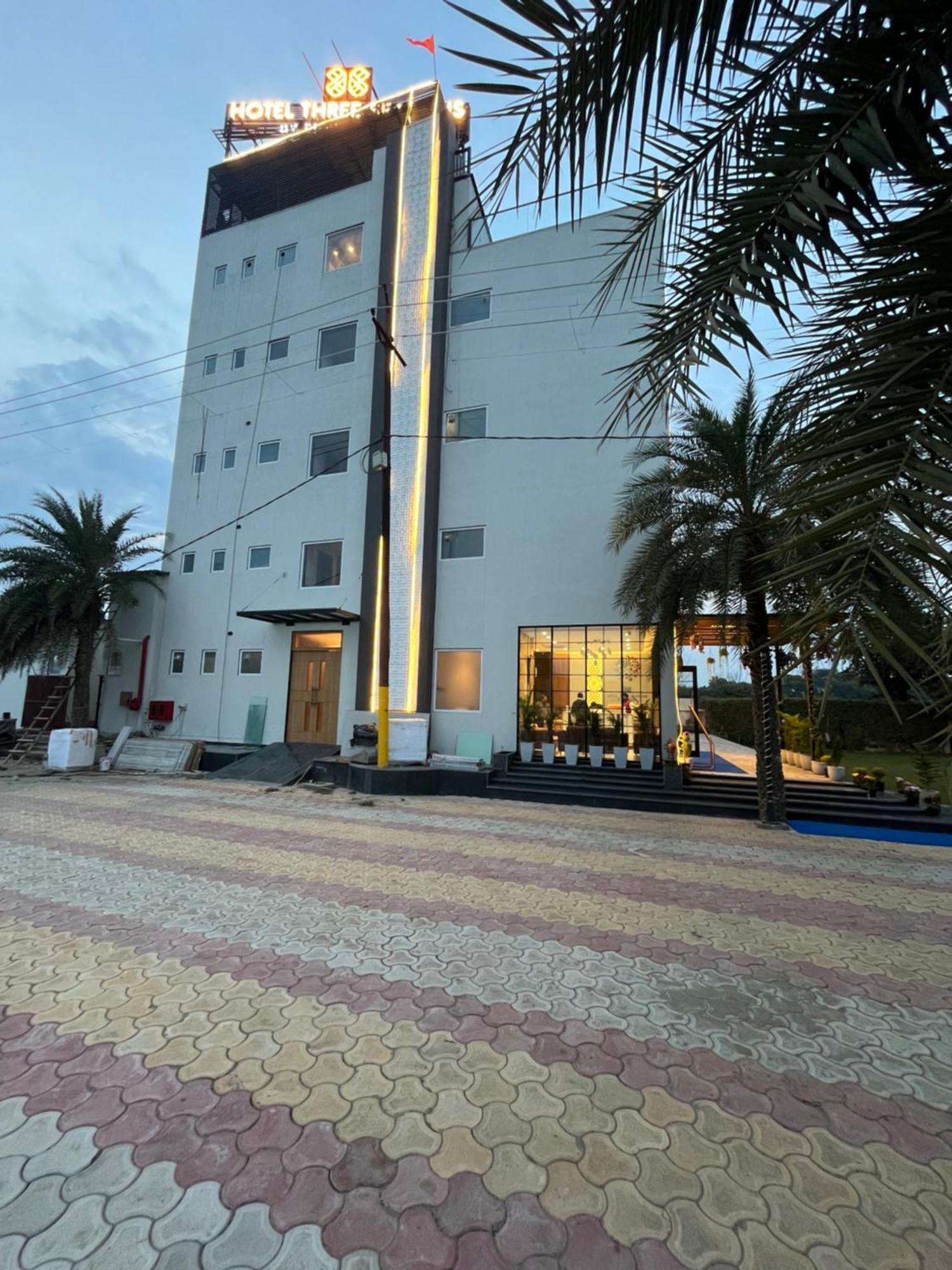 Hotel Three Seasons Vrindāvan Eksteriør billede