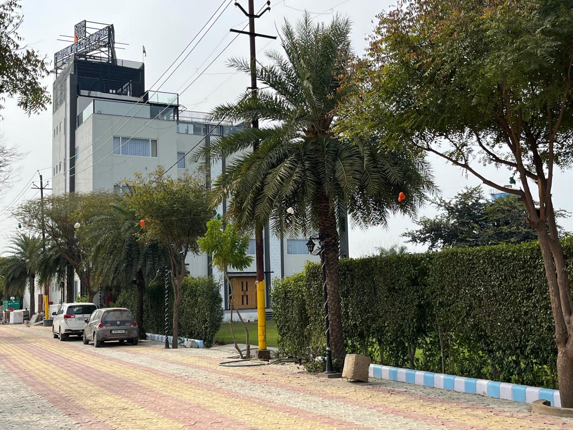 Hotel Three Seasons Vrindāvan Eksteriør billede