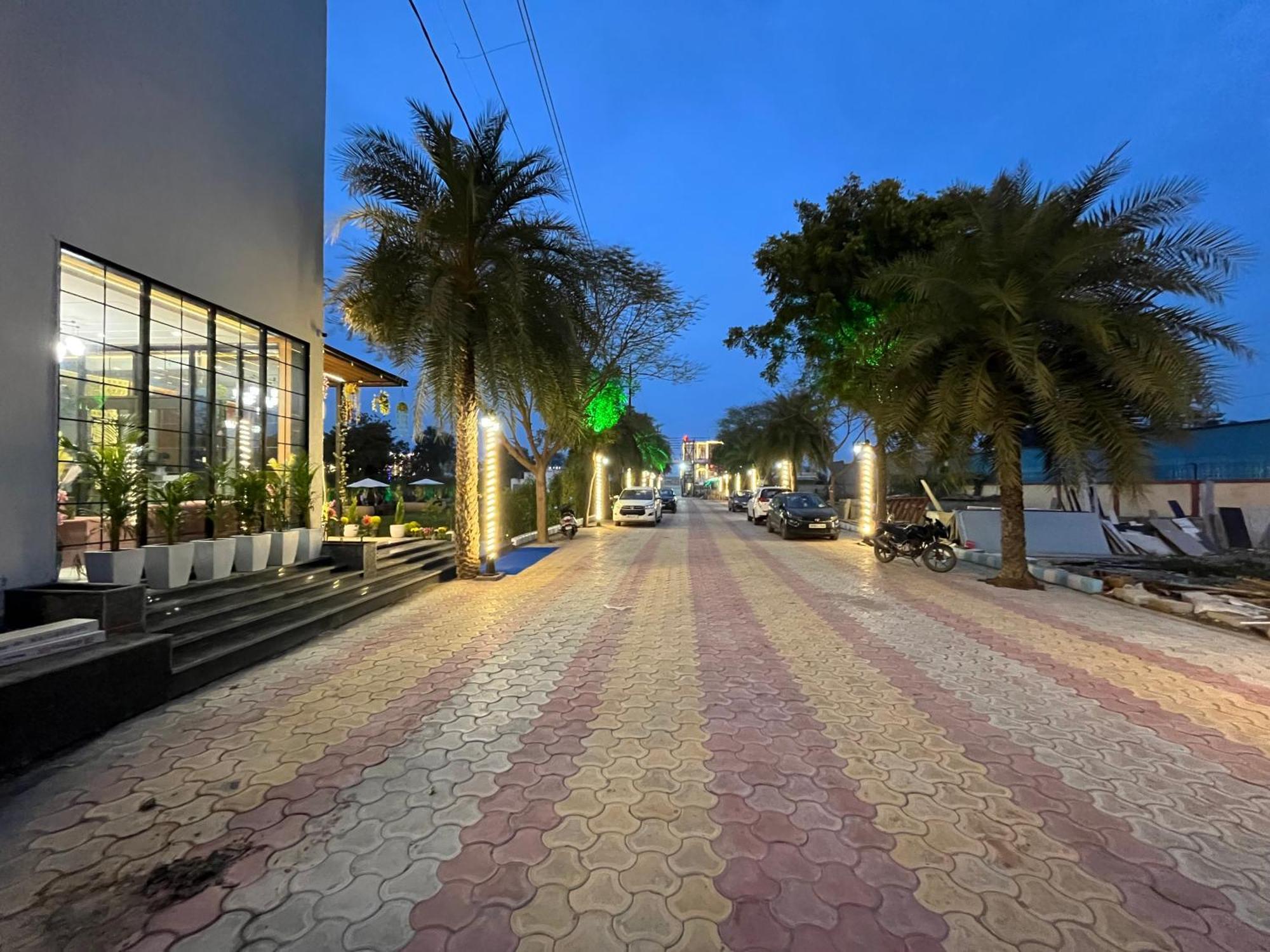 Hotel Three Seasons Vrindāvan Eksteriør billede