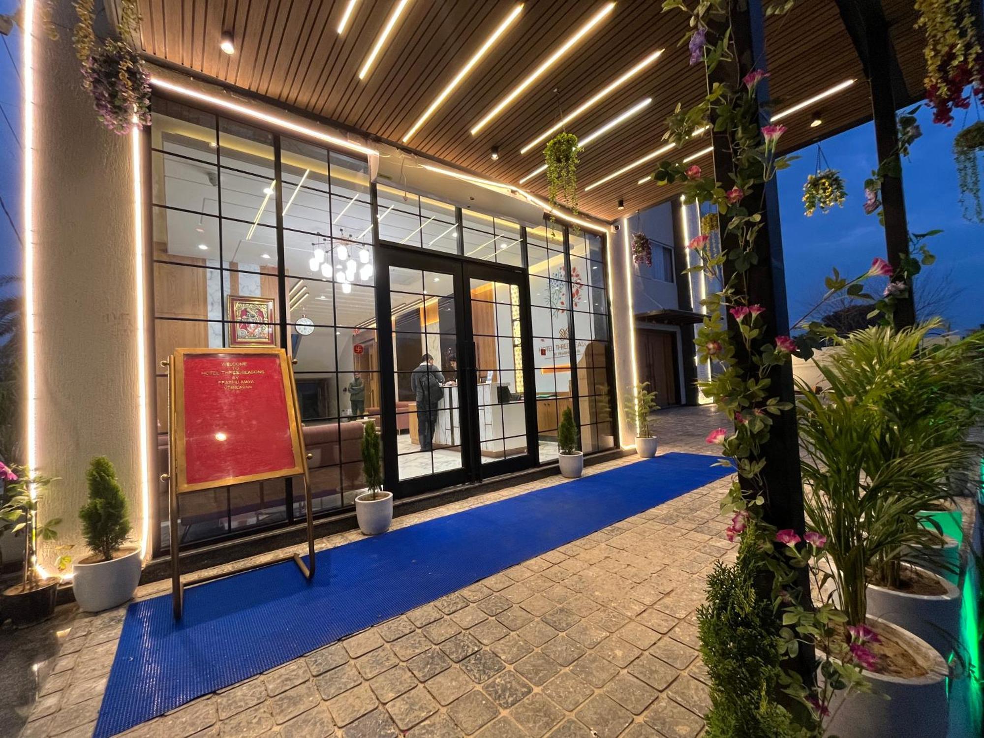 Hotel Three Seasons Vrindāvan Eksteriør billede