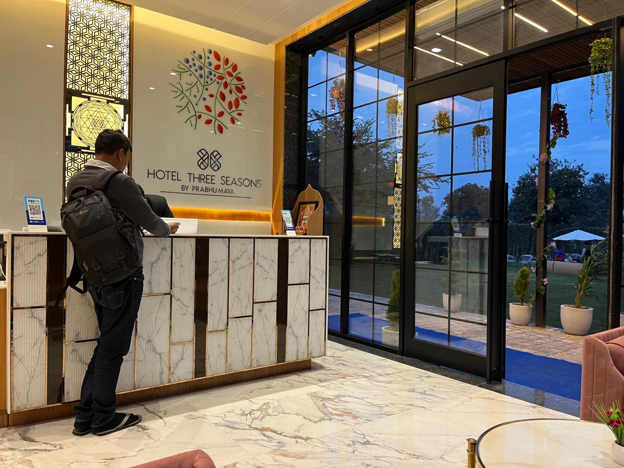 Hotel Three Seasons Vrindāvan Eksteriør billede