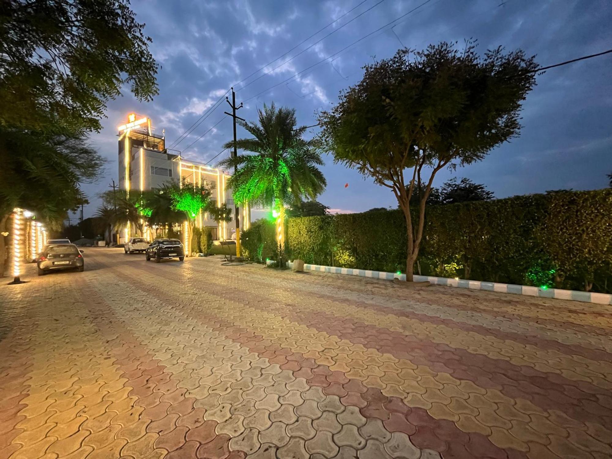 Hotel Three Seasons Vrindāvan Eksteriør billede