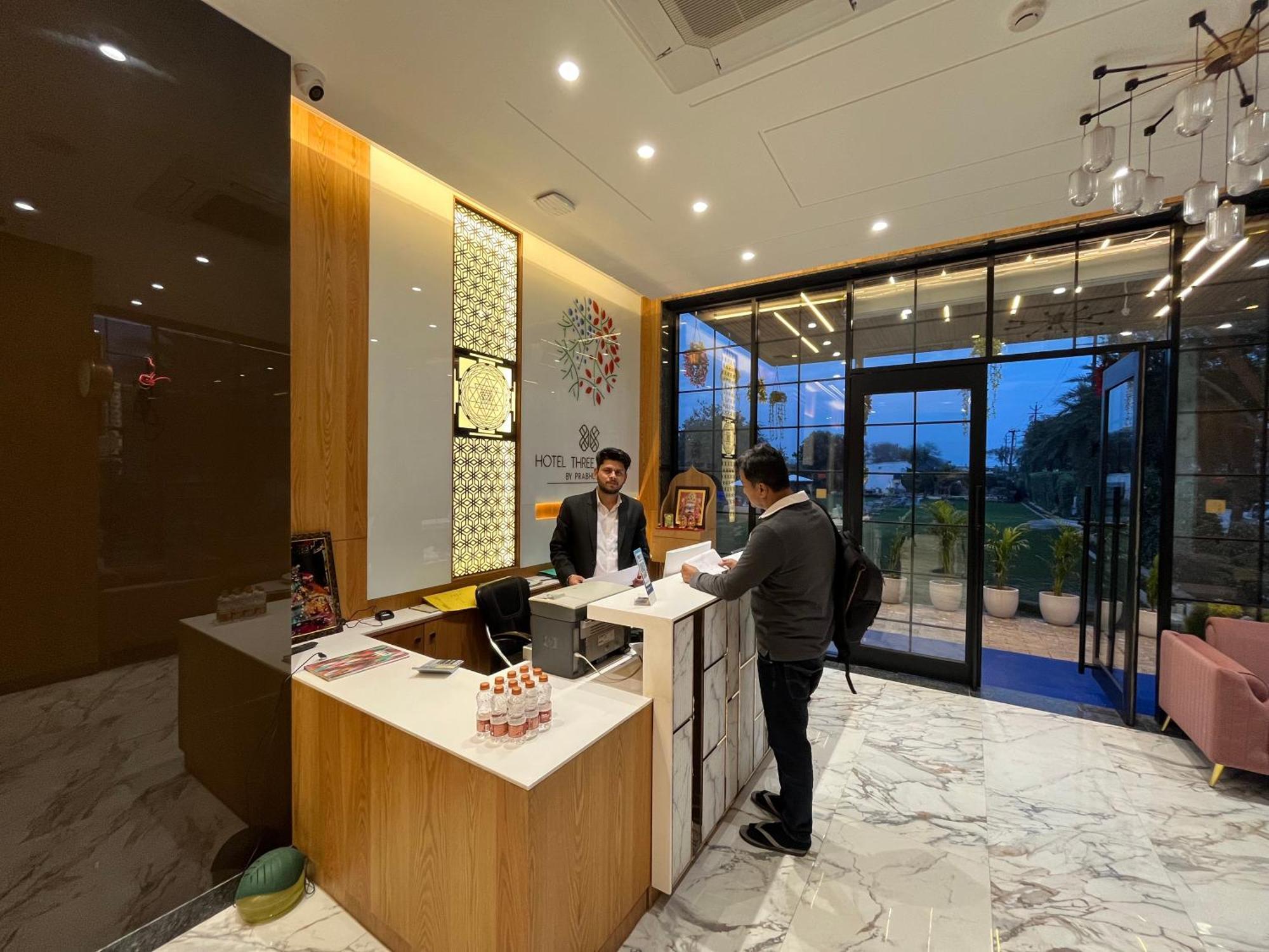 Hotel Three Seasons Vrindāvan Eksteriør billede