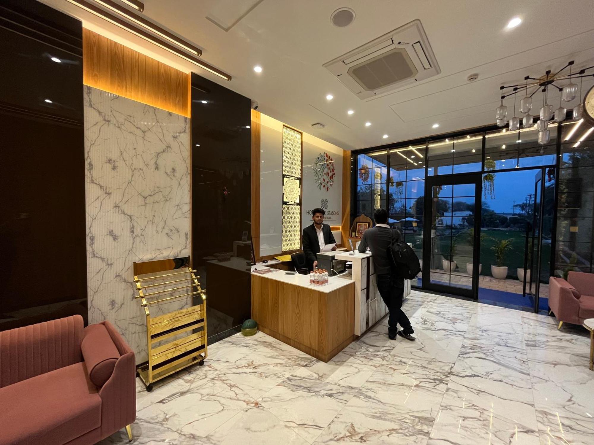 Hotel Three Seasons Vrindāvan Eksteriør billede