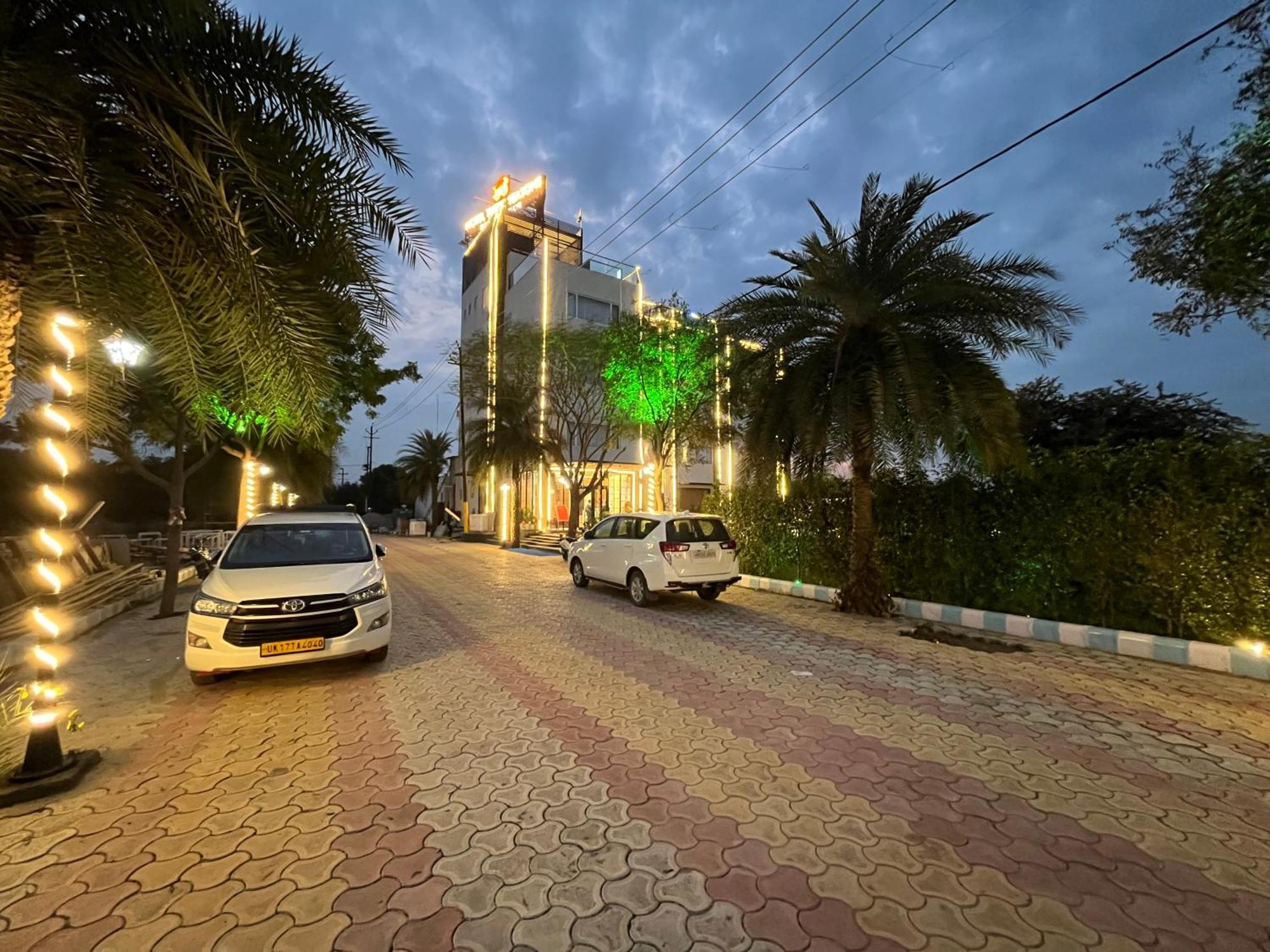 Hotel Three Seasons Vrindāvan Eksteriør billede