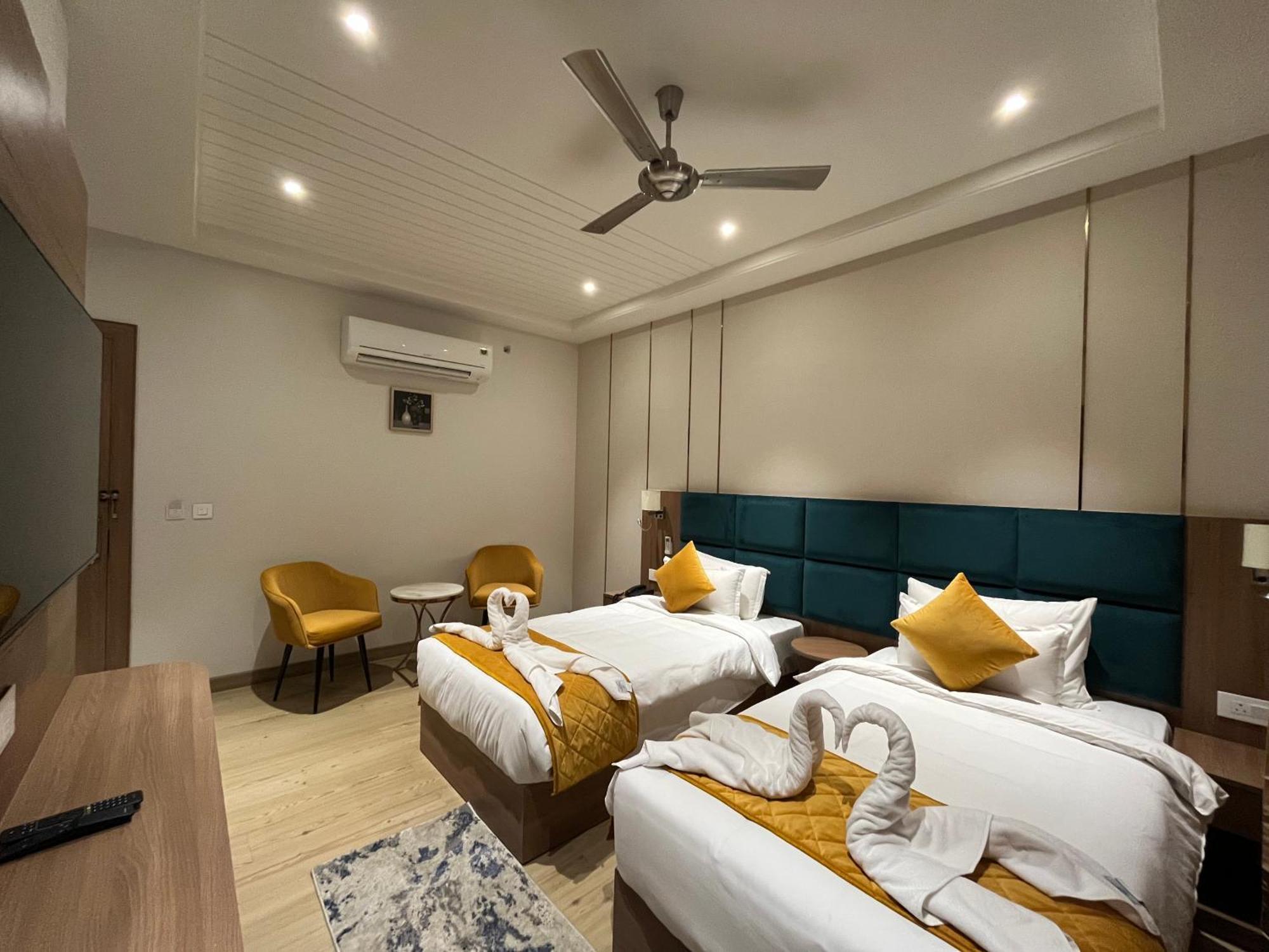 Hotel Three Seasons Vrindāvan Eksteriør billede