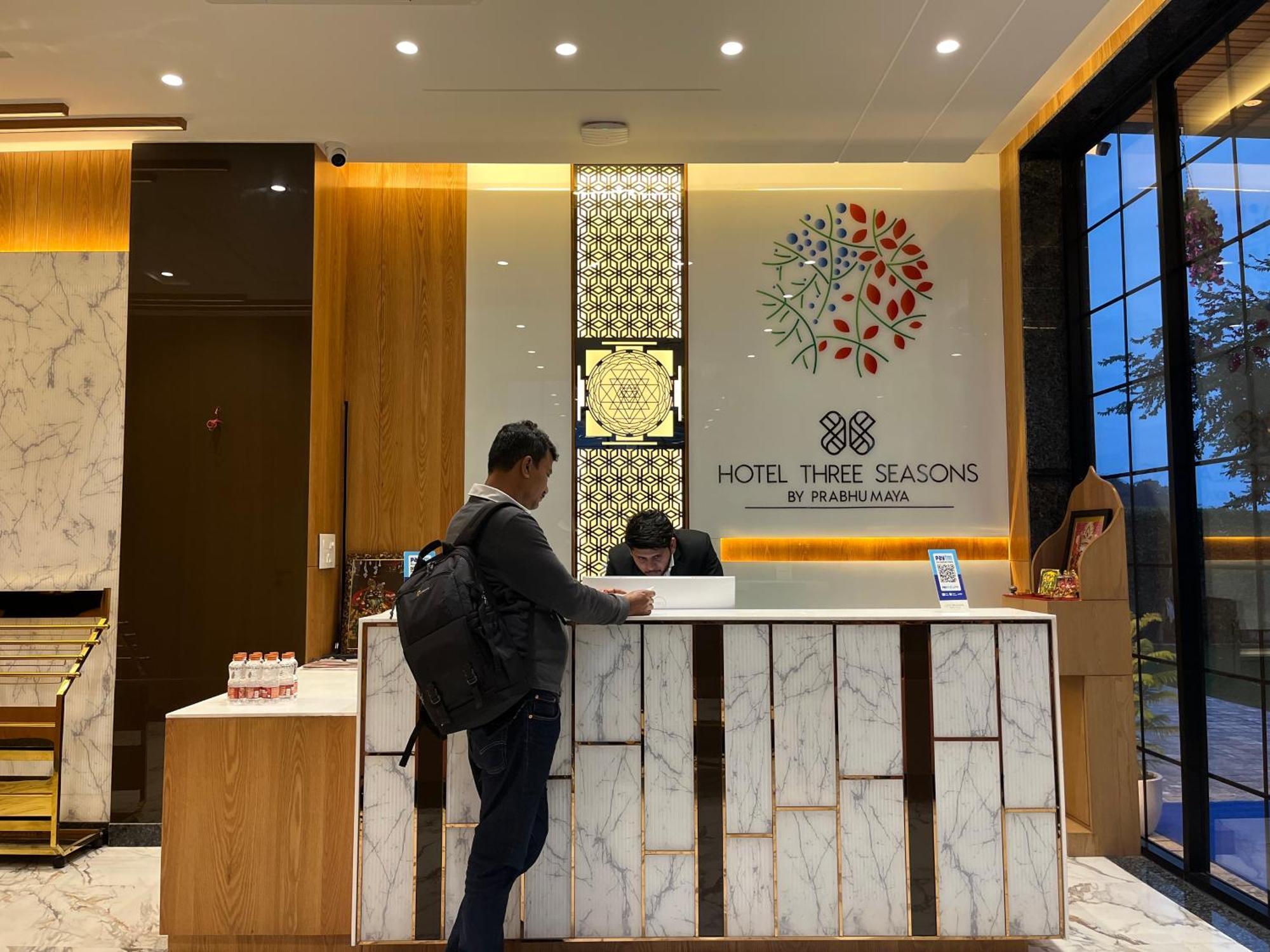 Hotel Three Seasons Vrindāvan Eksteriør billede