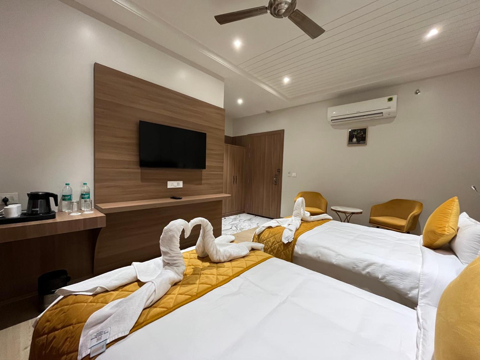 Hotel Three Seasons Vrindāvan Eksteriør billede