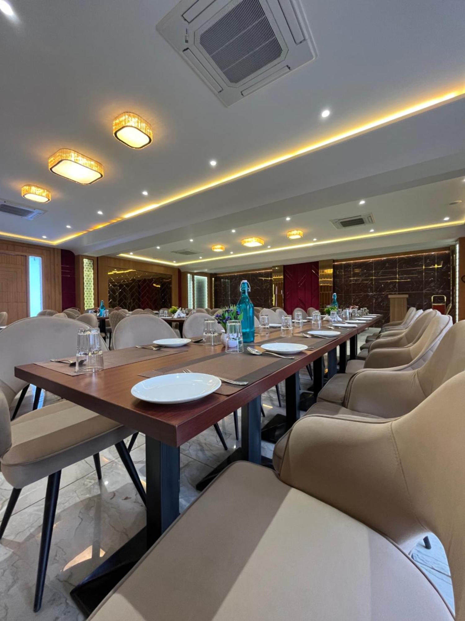 Hotel Three Seasons Vrindāvan Eksteriør billede