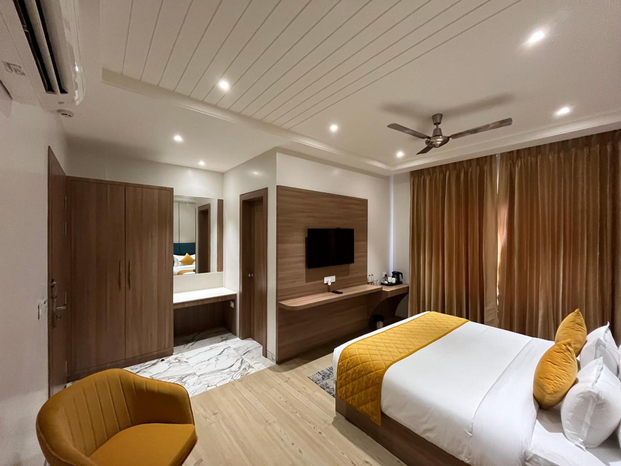 Hotel Three Seasons Vrindāvan Eksteriør billede