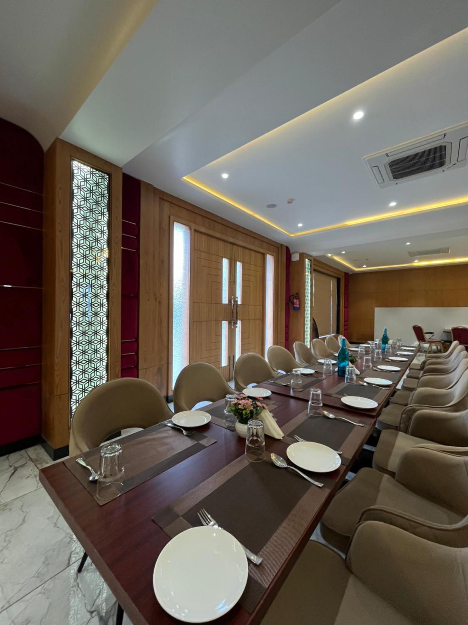 Hotel Three Seasons Vrindāvan Eksteriør billede