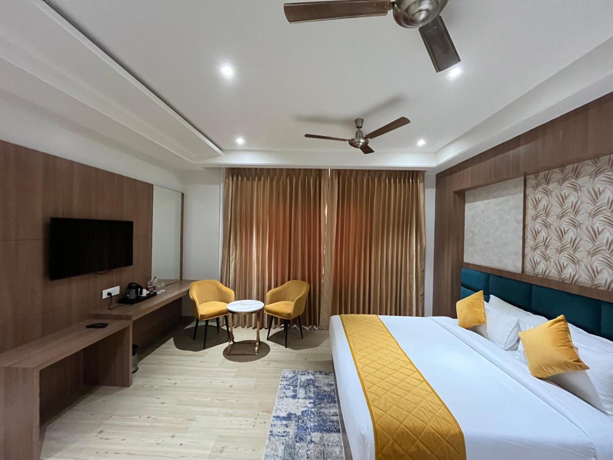 Hotel Three Seasons Vrindāvan Eksteriør billede