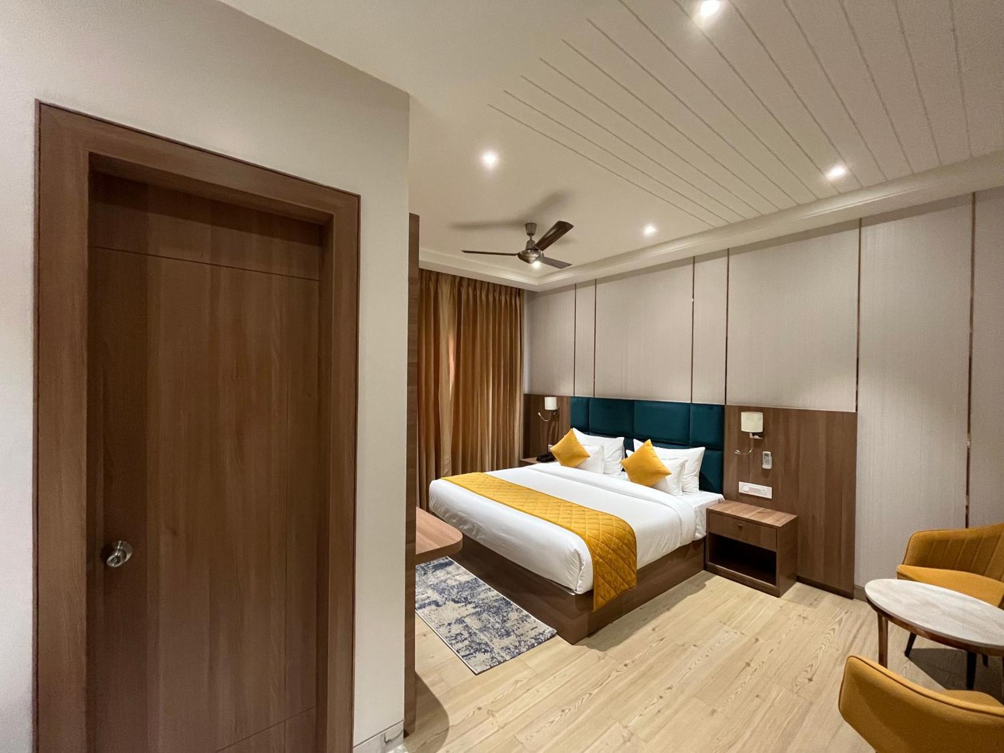 Hotel Three Seasons Vrindāvan Eksteriør billede