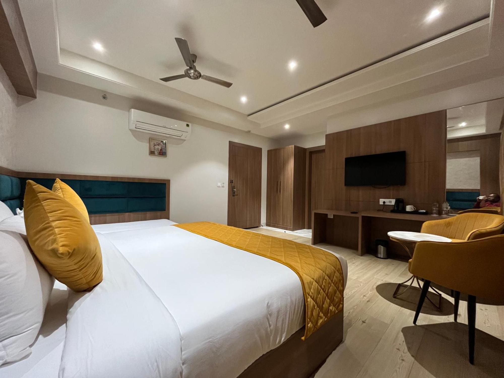 Hotel Three Seasons Vrindāvan Eksteriør billede
