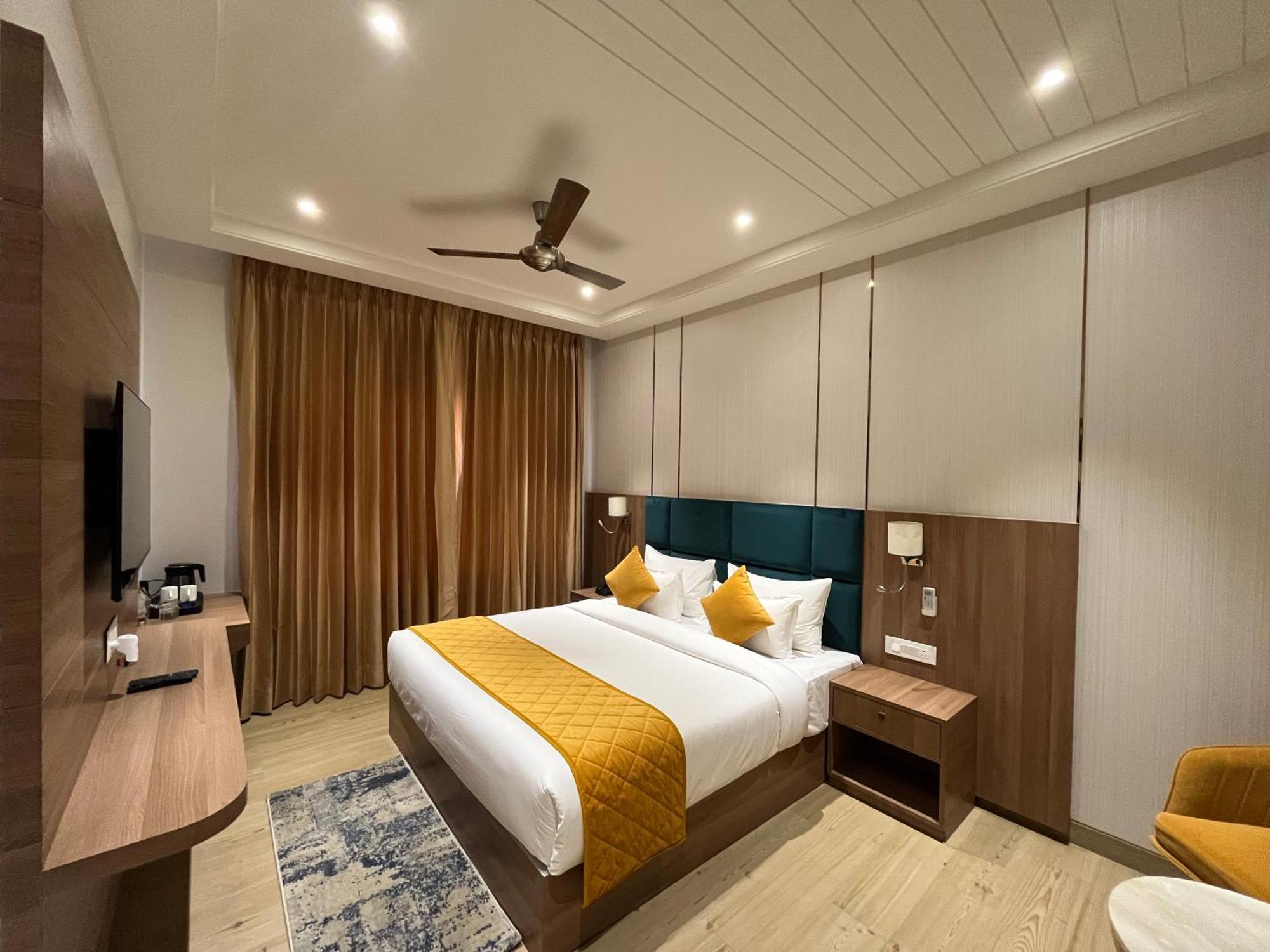 Hotel Three Seasons Vrindāvan Eksteriør billede