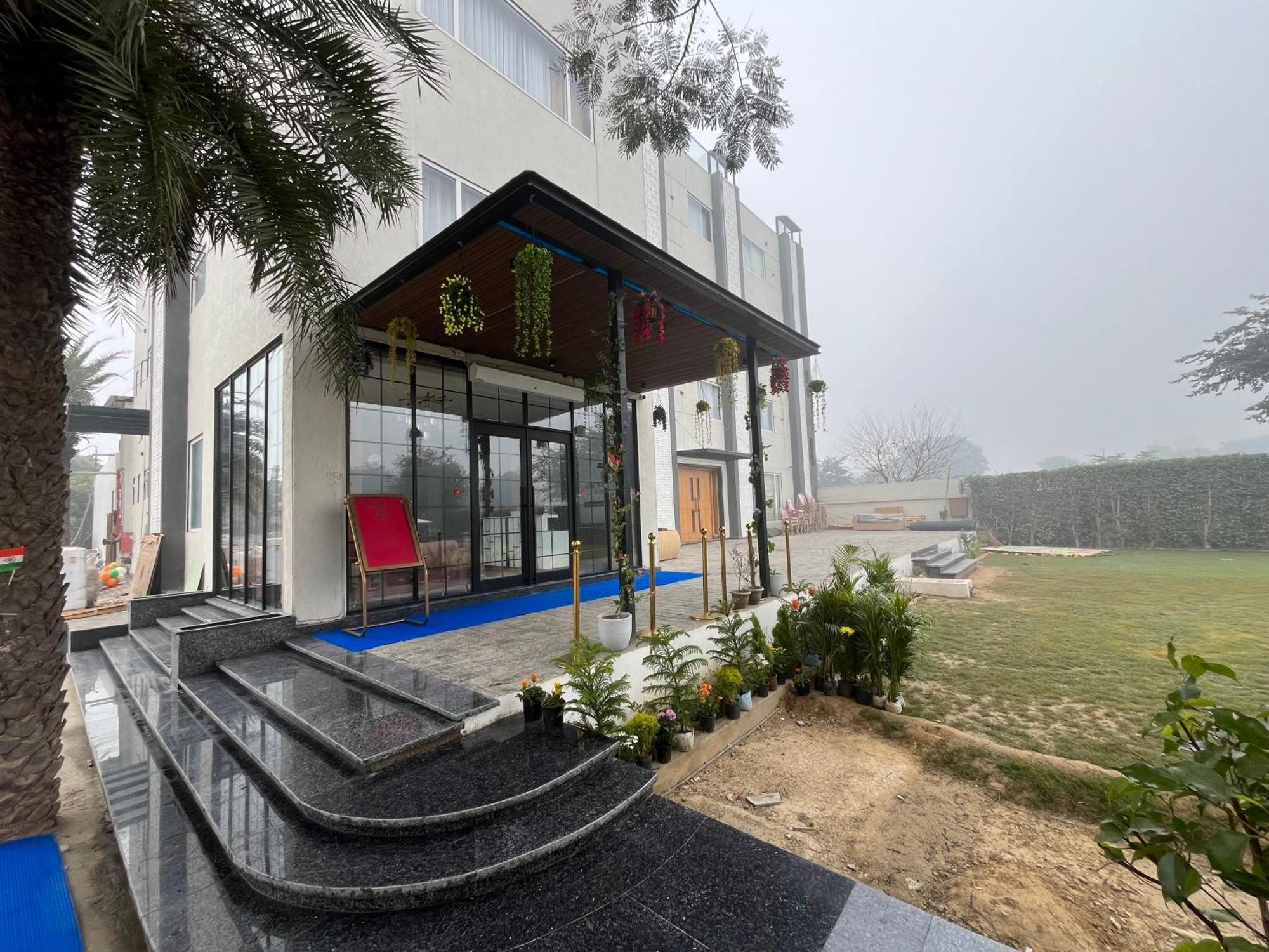 Hotel Three Seasons Vrindāvan Eksteriør billede