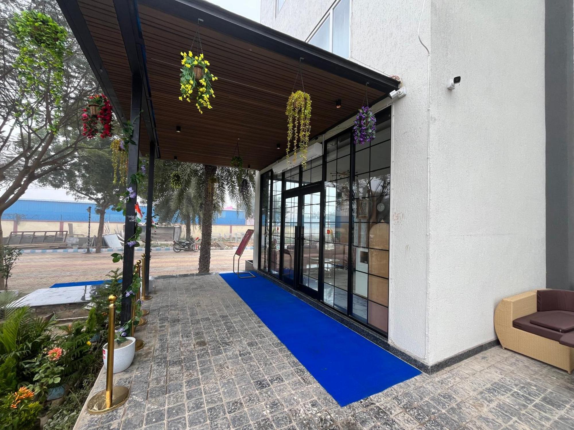 Hotel Three Seasons Vrindāvan Eksteriør billede