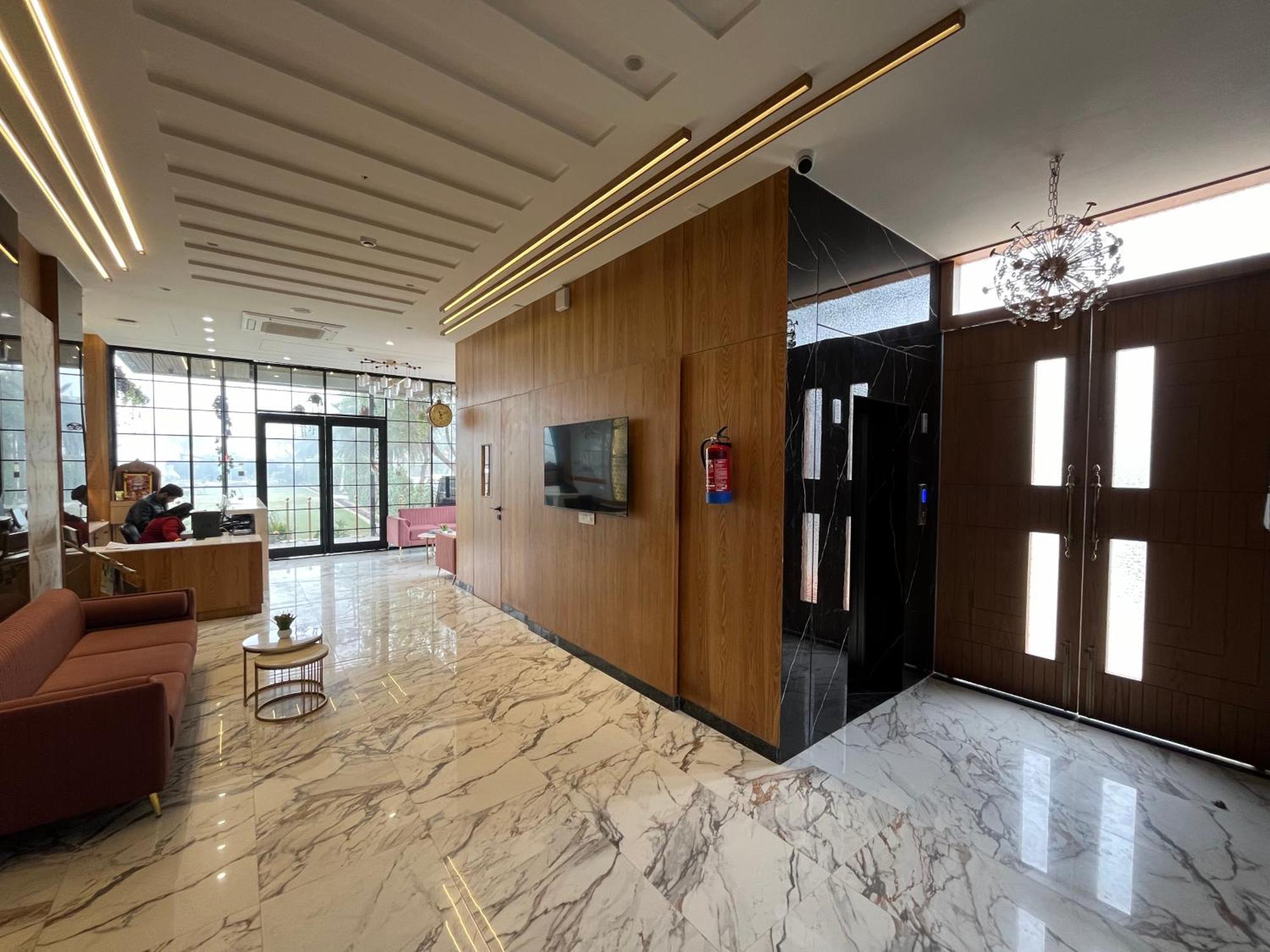 Hotel Three Seasons Vrindāvan Eksteriør billede