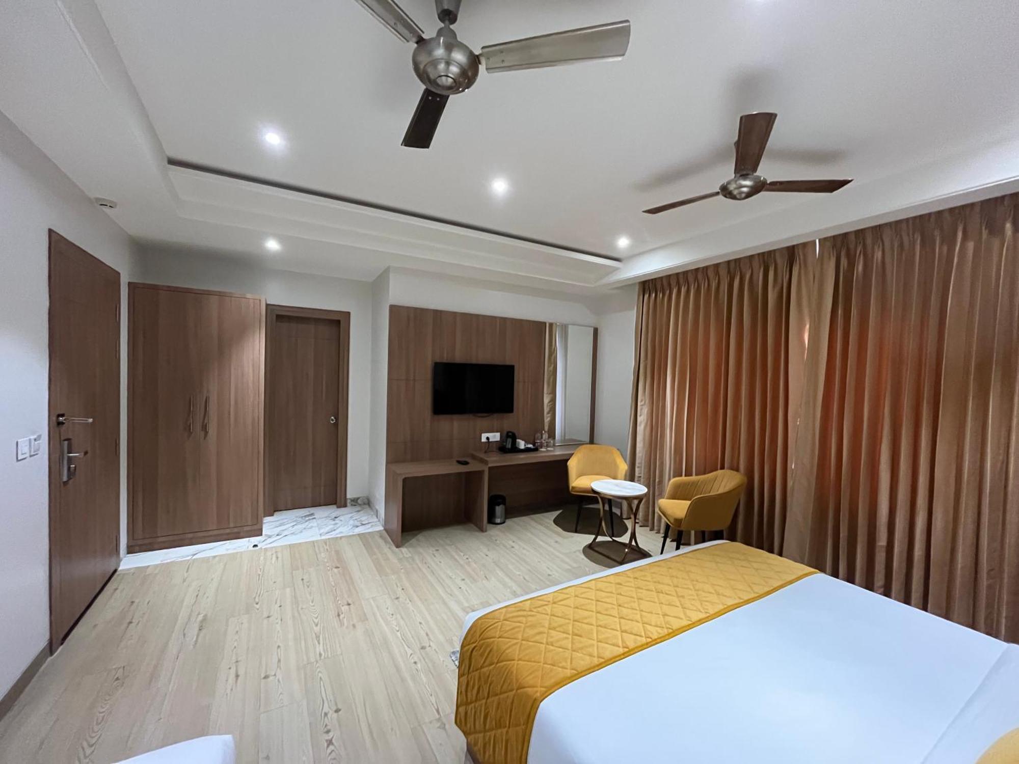 Hotel Three Seasons Vrindāvan Eksteriør billede