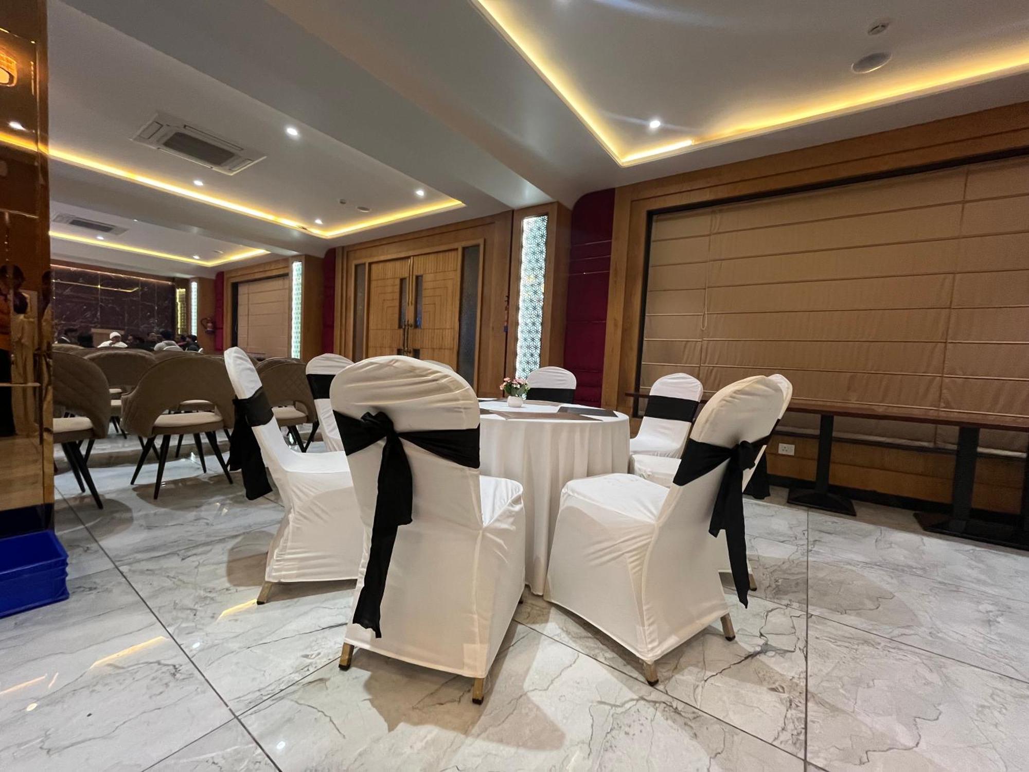 Hotel Three Seasons Vrindāvan Eksteriør billede