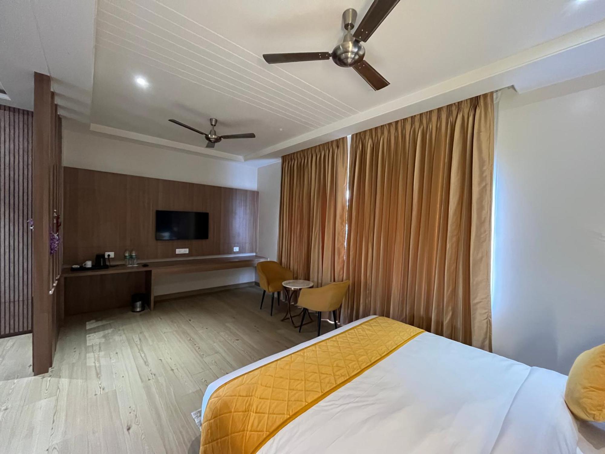 Hotel Three Seasons Vrindāvan Eksteriør billede
