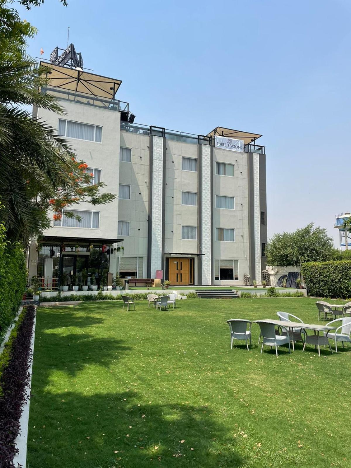 Hotel Three Seasons Vrindāvan Eksteriør billede