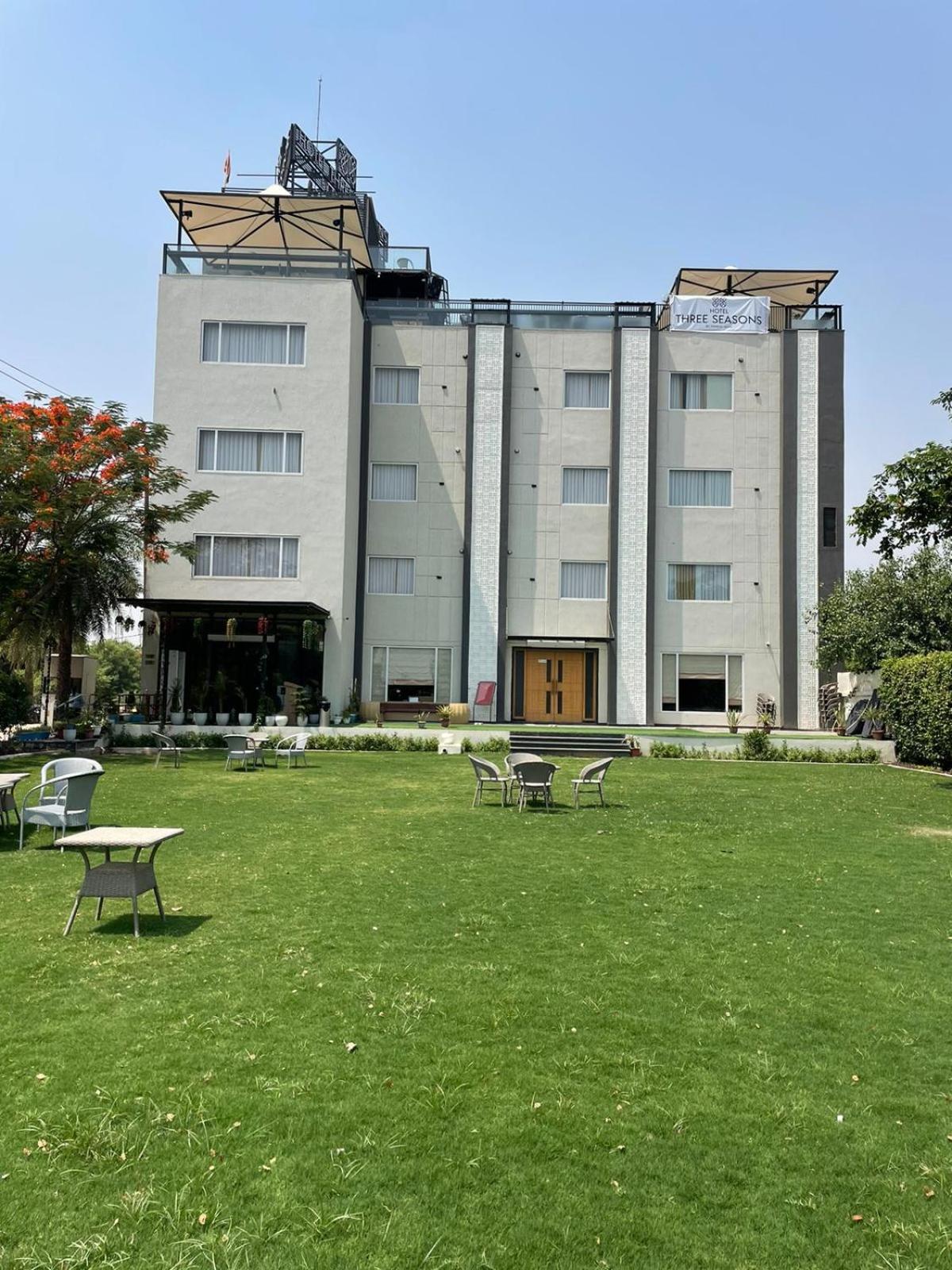 Hotel Three Seasons Vrindāvan Eksteriør billede