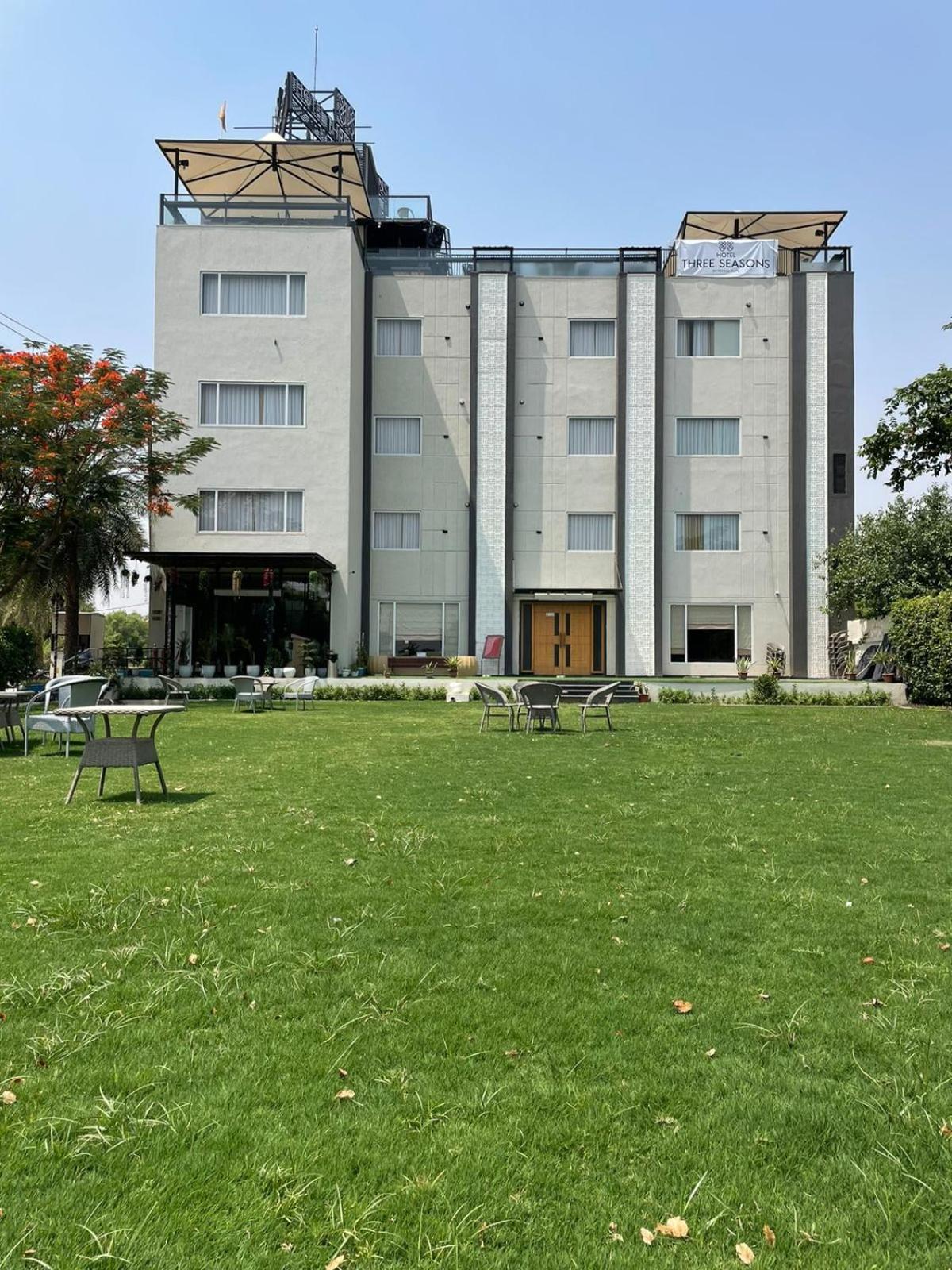 Hotel Three Seasons Vrindāvan Eksteriør billede