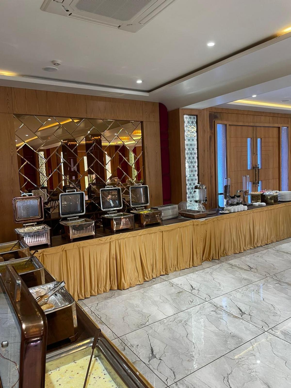 Hotel Three Seasons Vrindāvan Eksteriør billede