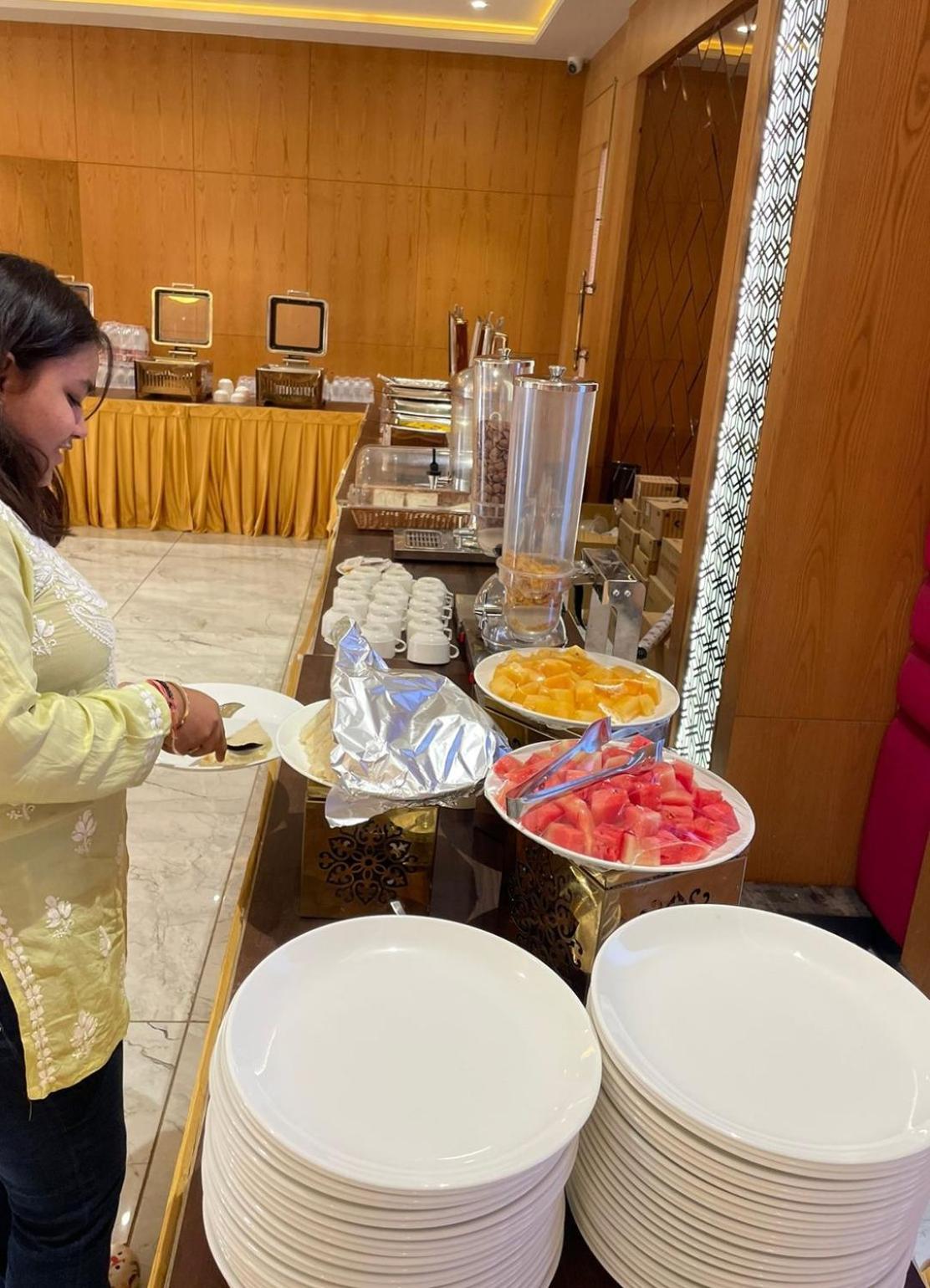Hotel Three Seasons Vrindāvan Eksteriør billede