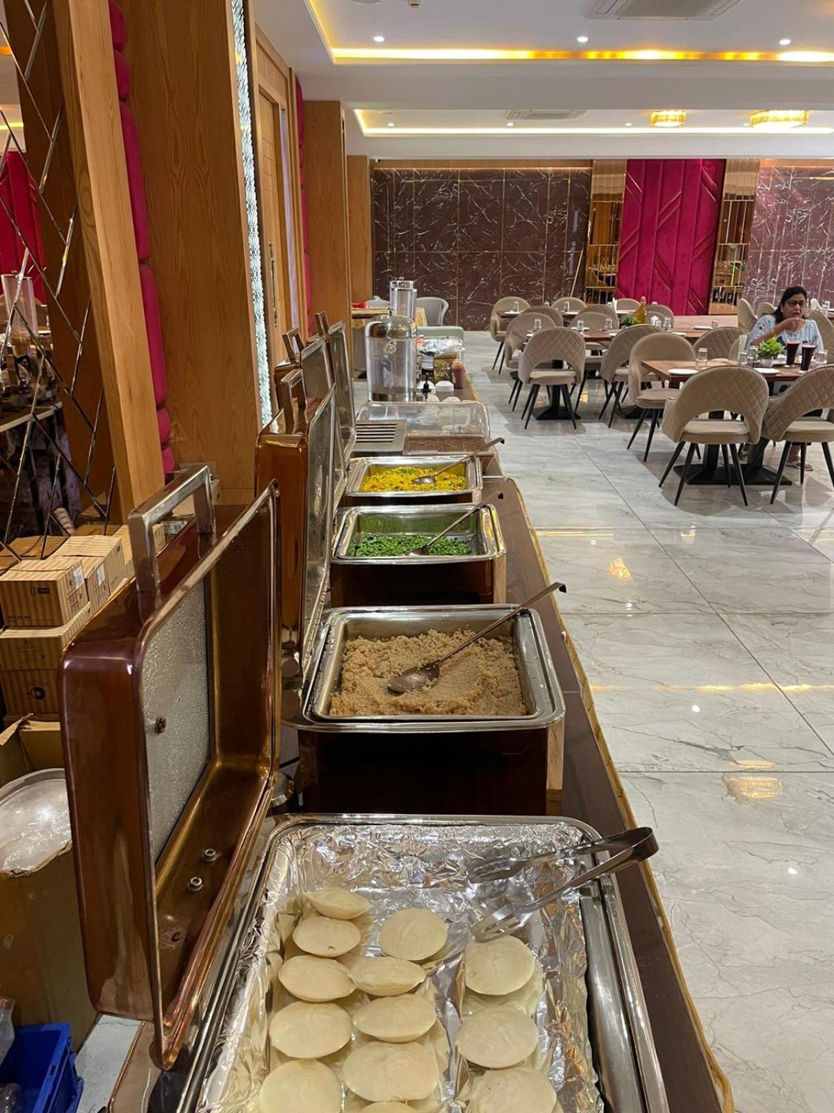 Hotel Three Seasons Vrindāvan Eksteriør billede