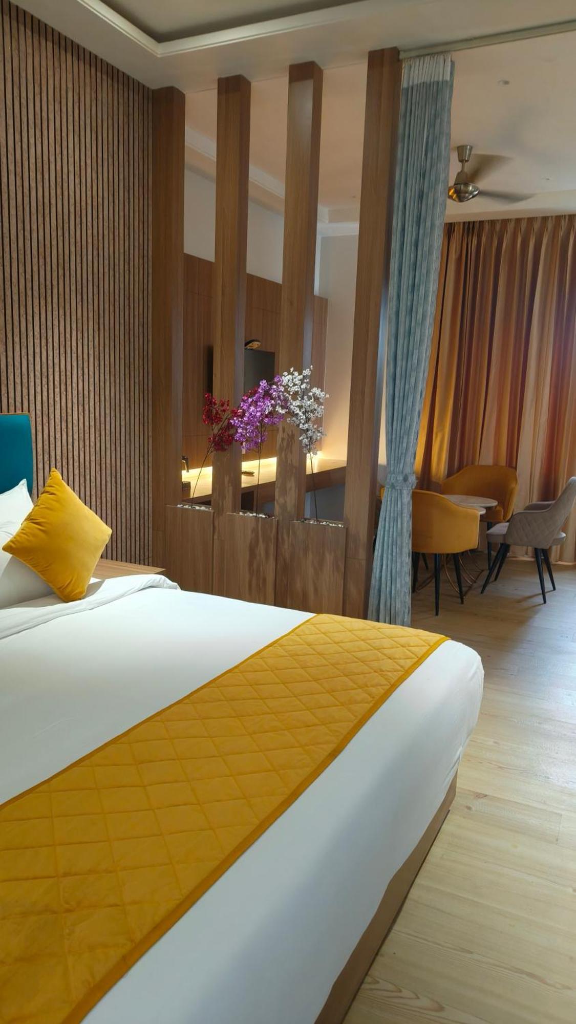 Hotel Three Seasons Vrindāvan Eksteriør billede