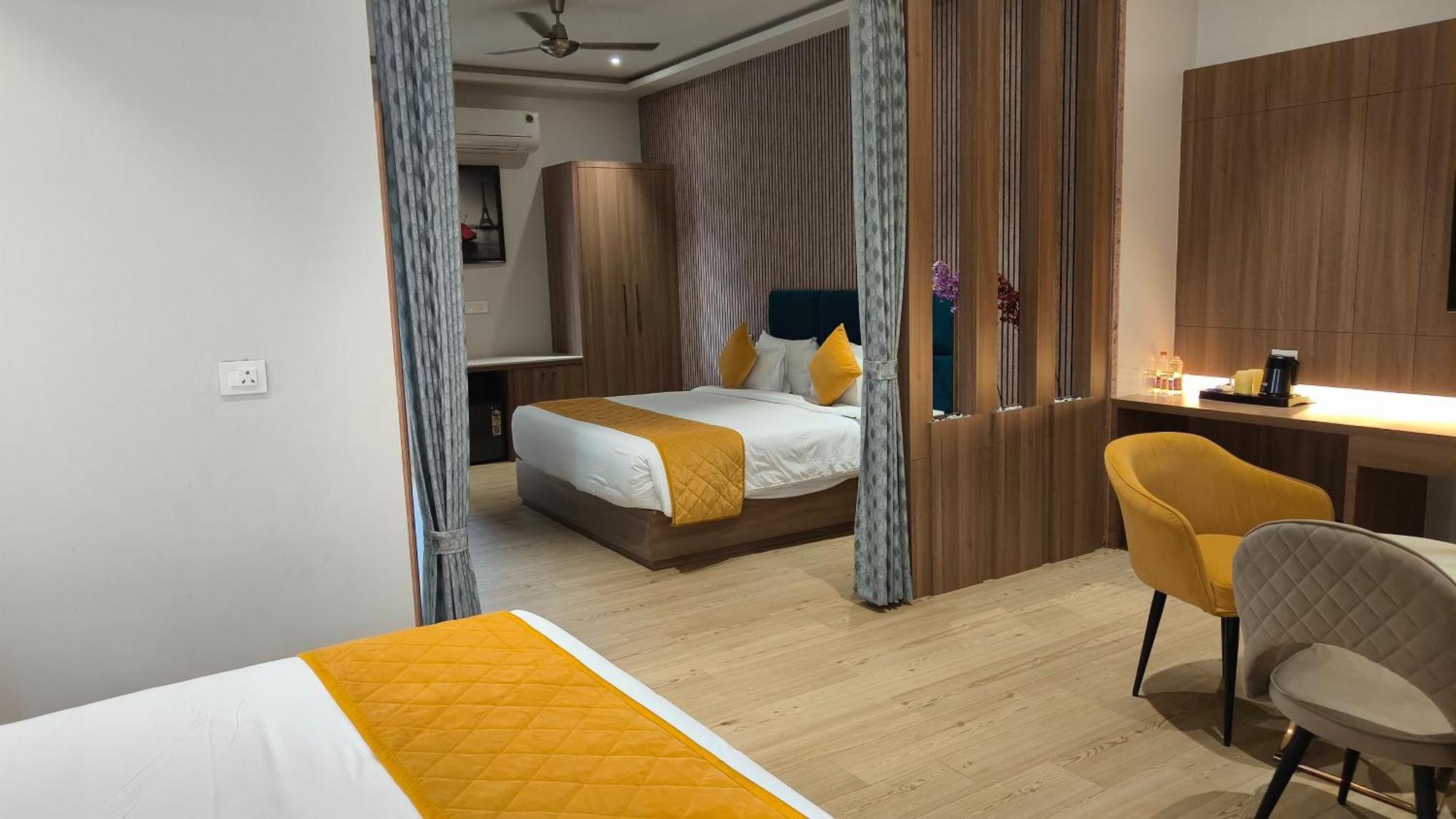 Hotel Three Seasons Vrindāvan Eksteriør billede