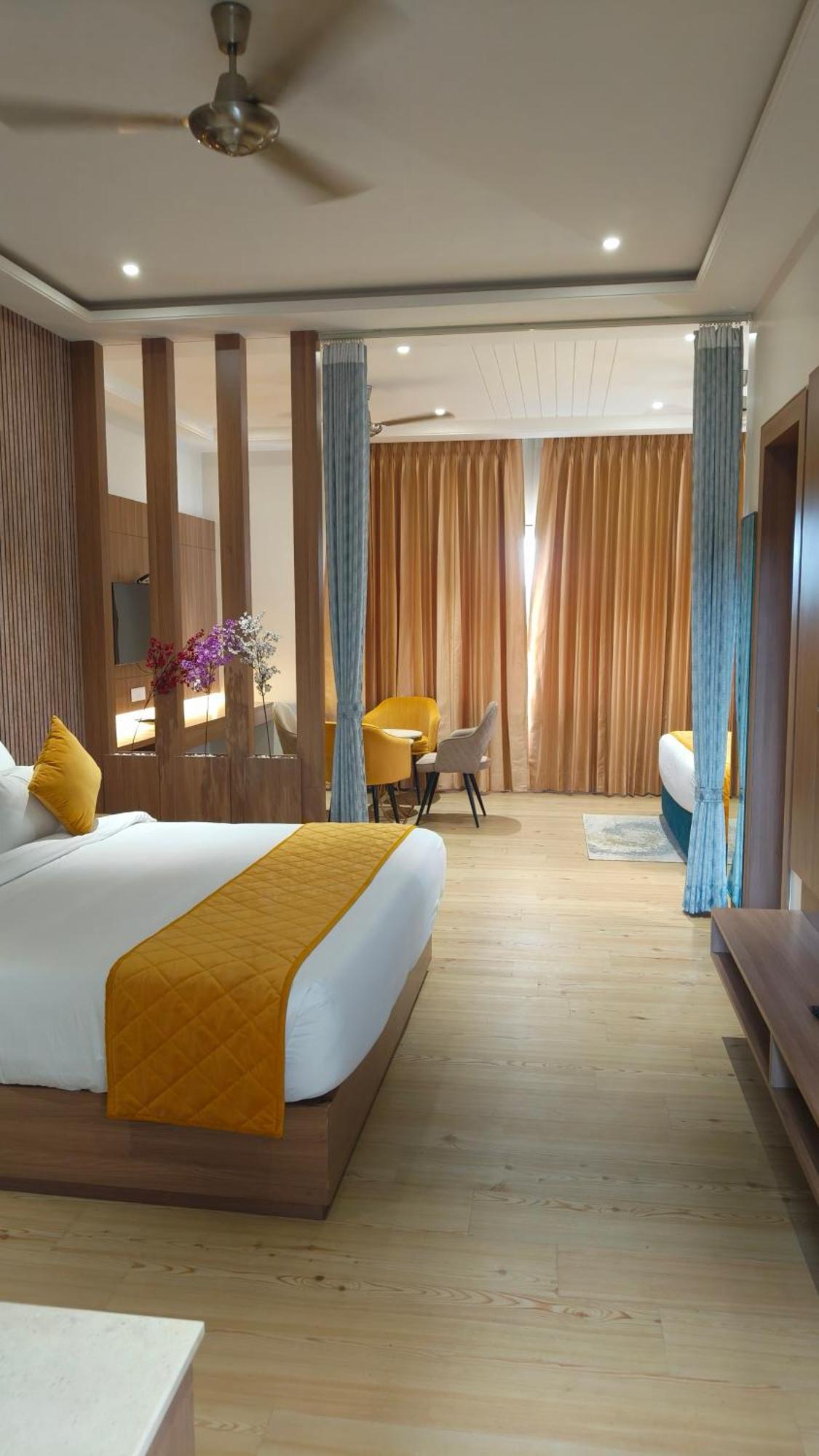 Hotel Three Seasons Vrindāvan Eksteriør billede