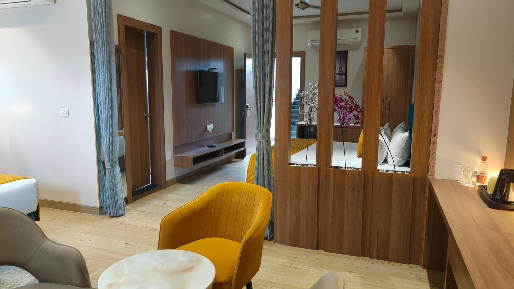 Hotel Three Seasons Vrindāvan Eksteriør billede