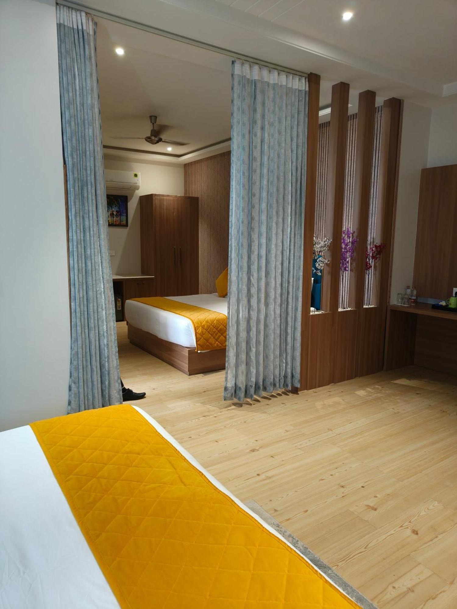 Hotel Three Seasons Vrindāvan Eksteriør billede