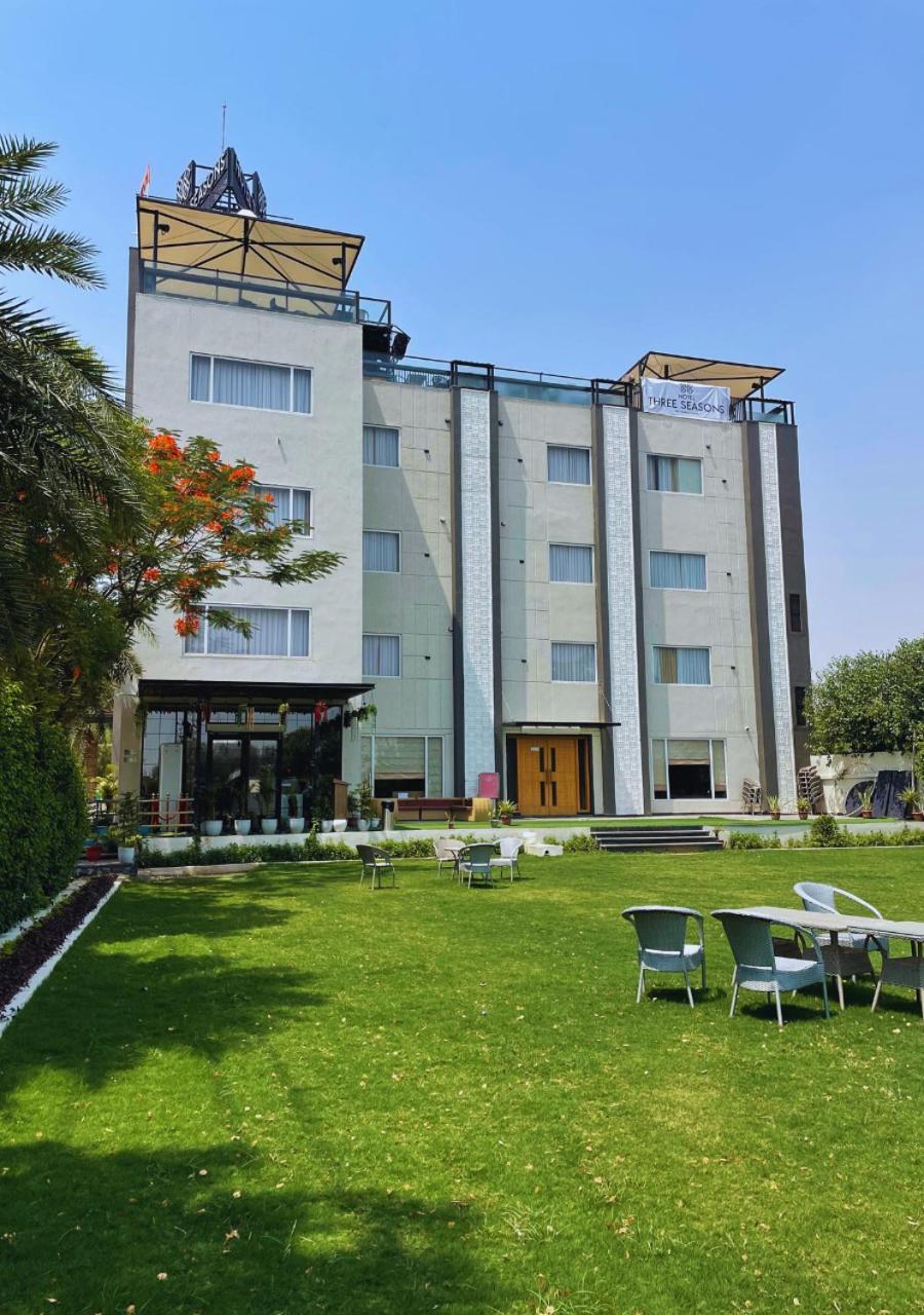 Hotel Three Seasons Vrindāvan Eksteriør billede